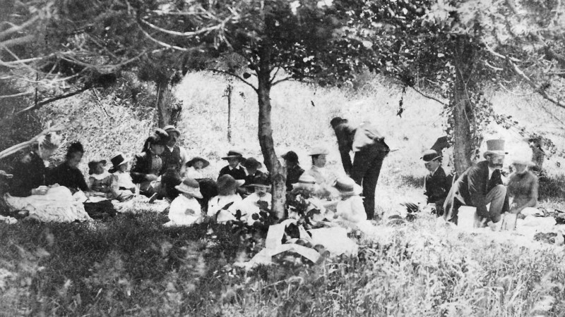 Black and white photo of the extended Buckland family having a picnic.